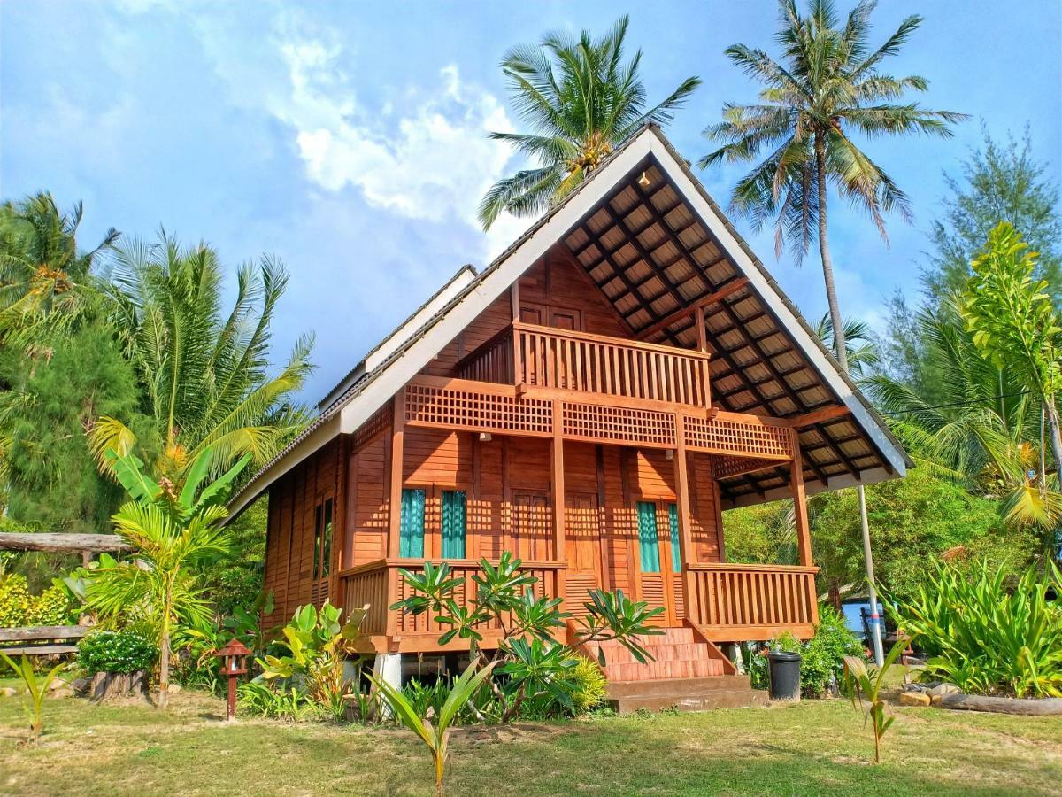 Bayu Lestari Island Resort Mersing Exterior photo